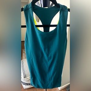 Fabletics SET, SZ SM only worn once. Built in bra. Perfect condition.